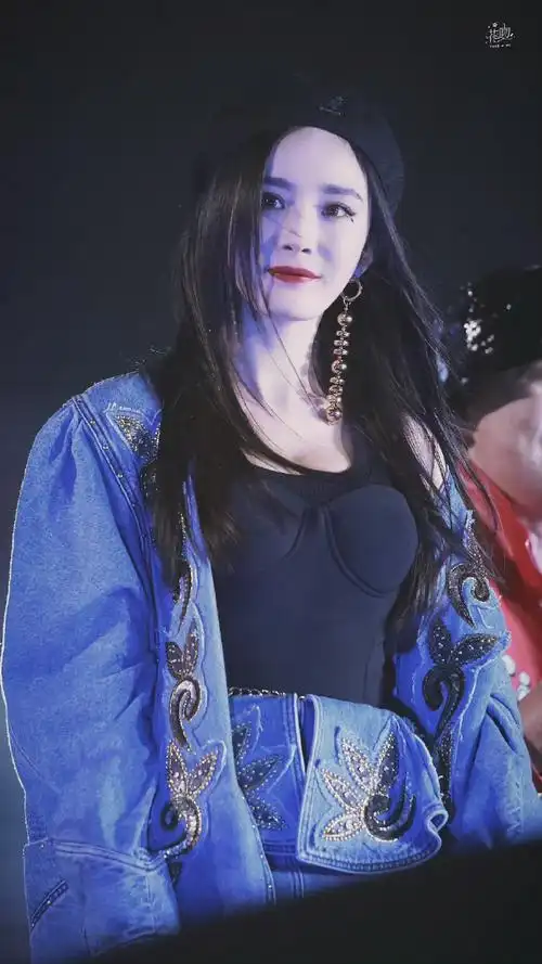 杨幂今年在湖南卫视跨年#谁还在怀念19跨年的野狼disco我不说,不值览