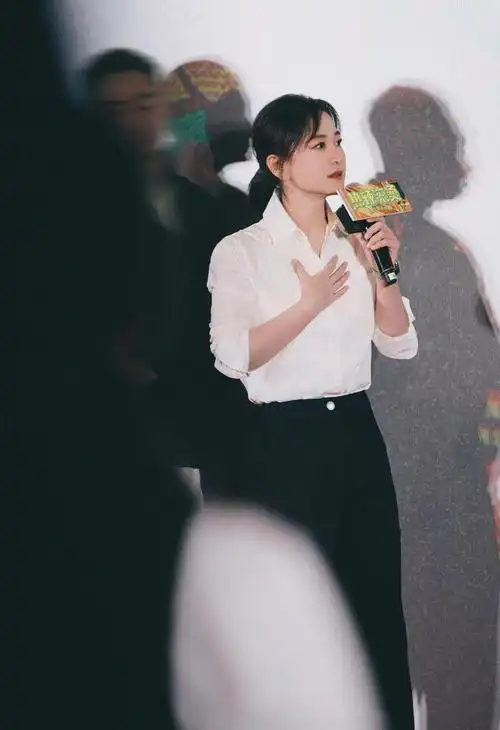 贾玲时尚资源爆棚路演全身高奢和prada高绑定各大代言预定