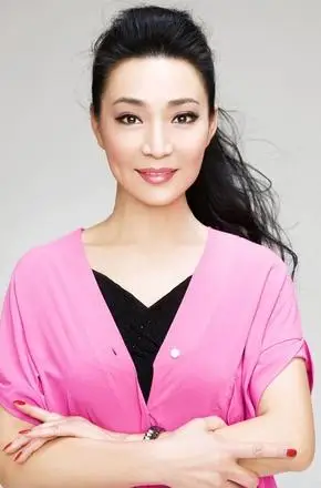 她戏剧出身,36岁演坏女人出名,和老公师生恋35年恩爱如初