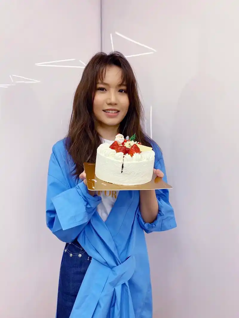 【文慧如生日被"恶整"收暖心礼物感动哭红眼】  新加坡歌手文慧如