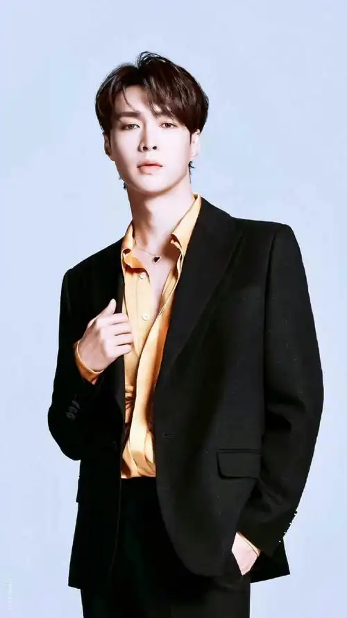 张艺兴秋日三宫格随拍