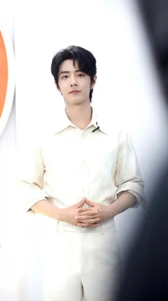 这组照片中,肖战的头发并不算长,有人推测这组活动照片拍摄于6月,在