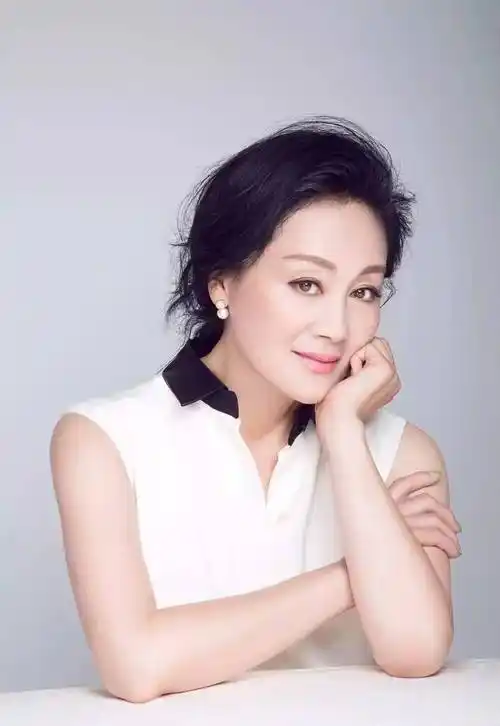 原创视后王姬近照曝光58岁颜值不输女儿曾因工作累导致儿子成弱智