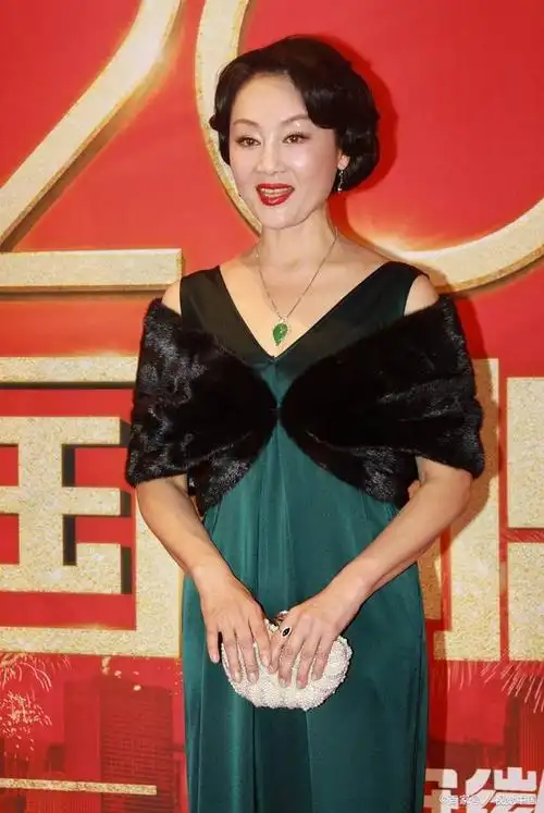 然而,王姬不仅是一位杰出的演员,她的家庭事业同样引人瞩目.