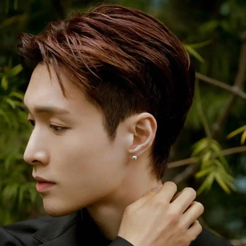 来感受张艺兴这棱角分明的侧脸!迷人的眉骨!高耸挺拔的鼻梁!