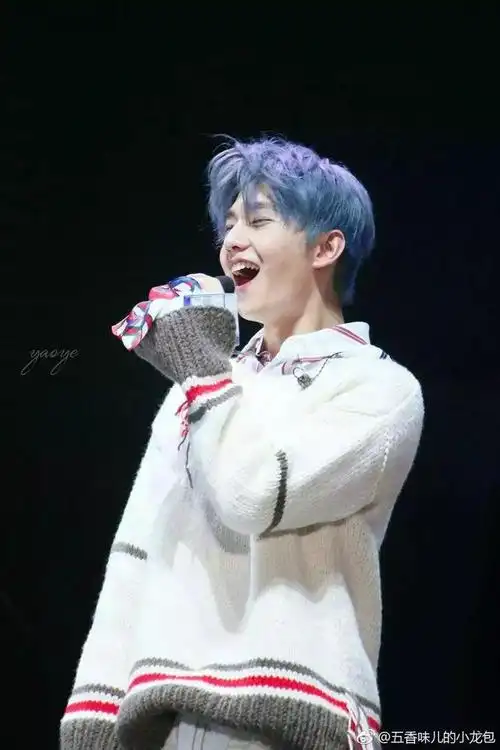 杨洋头发染黑了有点可惜生日会的灰蓝发色惊艳了