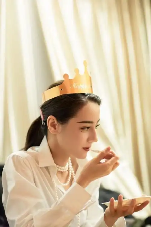 迪丽热巴庆生照戴生日帽吃着蛋糕恬静可爱