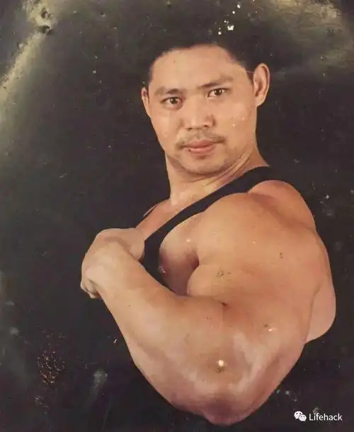 准00后小伙脱衣秀身材这肌肉围度我慕了