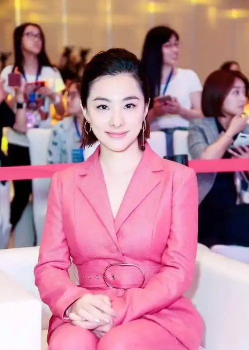 刘璇对身材太自信,穿毛衣配吊裆裤好怪异,158身高衬得更矮了