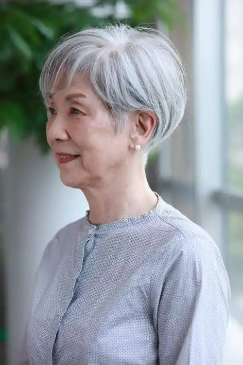 60到80岁女性,发型可以试试这三种,利落时尚很精致_短发_边头_全头