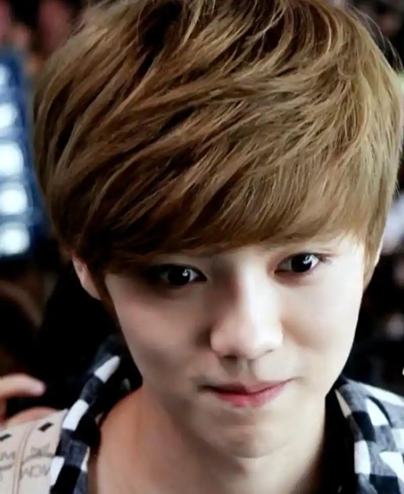 鹿晗 早期图 眼睛,鼻颧优越至少能火20年 五官一处好十年大运,2处好则