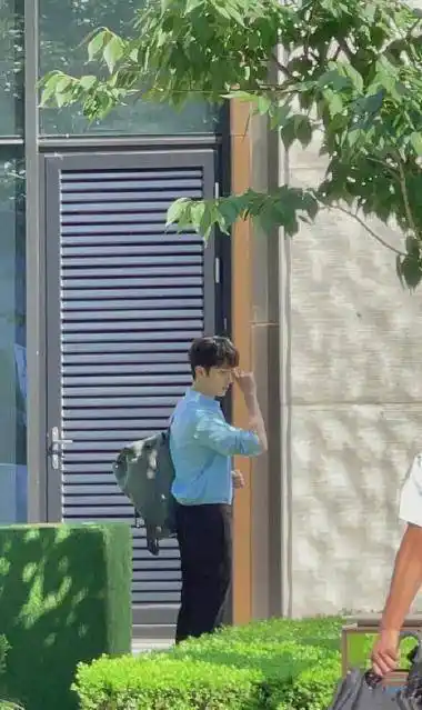 原创杨颖赖冠霖新剧路透照片曝光爱情该有的样子恋爱吻戏拥抱超甜