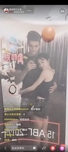 男网红开直播爆料钟楚曦昔日恋情,晒钟楚曦与俄罗斯男友亲密照!