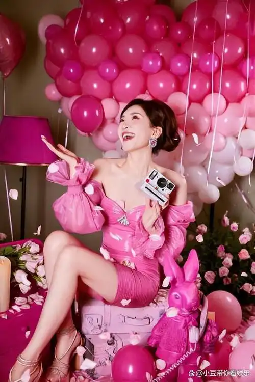 近日,江疏影在社交媒体上晒出了自己36岁生日的照片,一身芭比粉的装扮