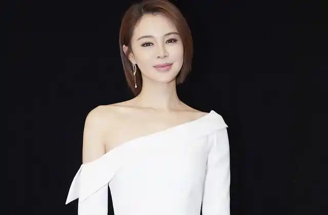 佟大为老婆关悦晒近照