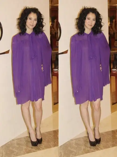 袁咏仪自信过头穿蝙蝠衣爆炸头很显老