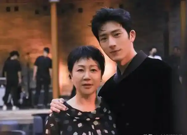 明明只是去探个班,却被导演拉来客串,这些明星爸妈你认出来了吗