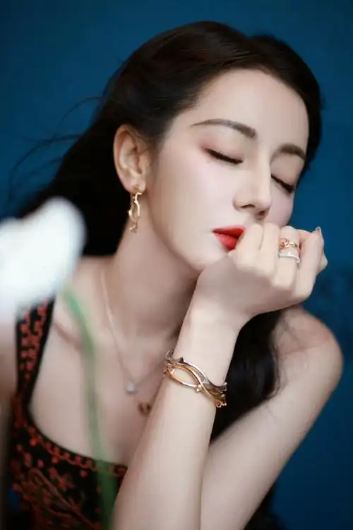 迪丽热巴超话@dear-迪丽热巴的美图果然不会让人失望,成都值得你来!