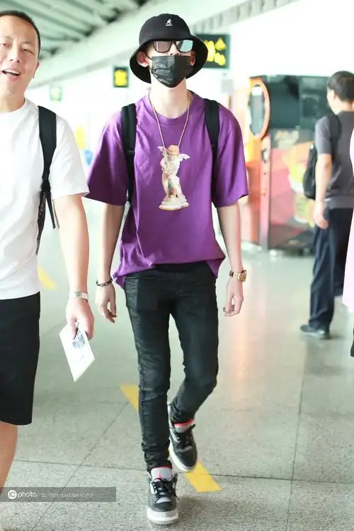 街拍小鬼王琳凯supreme紫色天使tee牛仔裤运动鞋kangol渔夫帽潮范十足