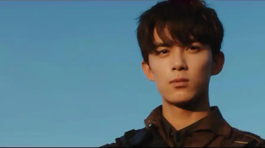 沙海31 黎簇刚进沙漠却发现诡异,随后与另一对分开赶路