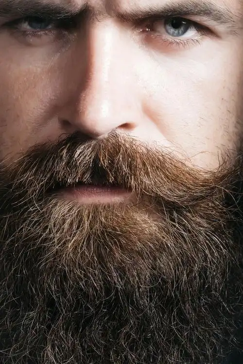 户外时髦留胡须的男人