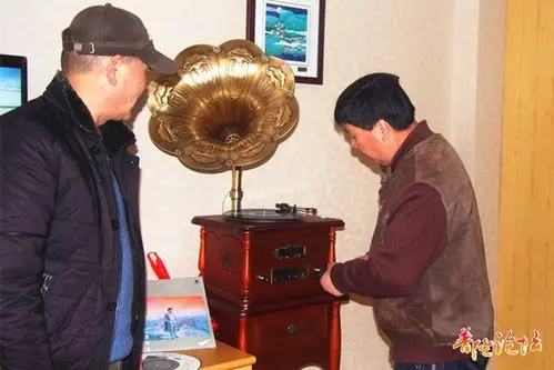 可放唱片.放蝶片.还可收音机.快乐自在.颐养天年.