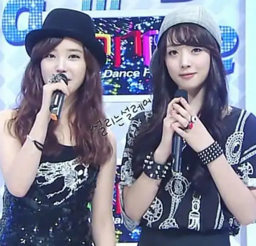 崔雪莉和iu昔日合照,同是清纯系女生,镜头前默契甜笑情同姐妹