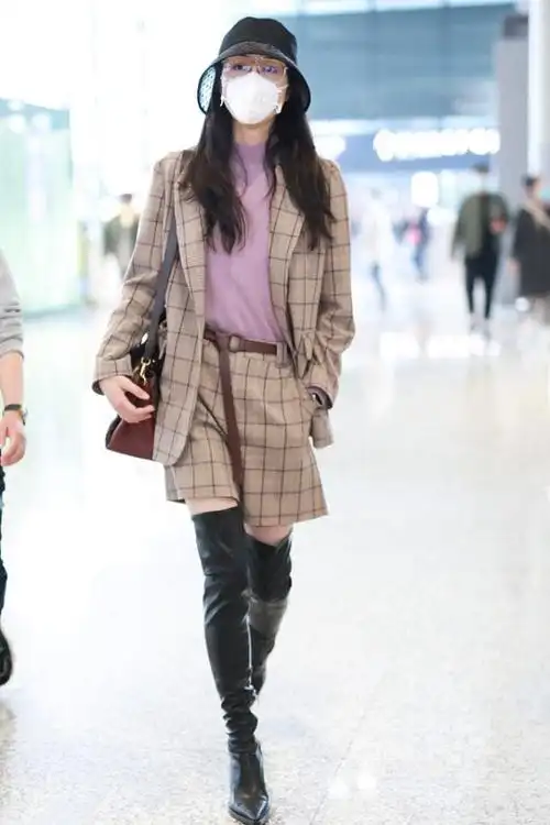 套装本就带着很高级的整体面貌,短裤再配上过膝长筒靴就更加时尚了,是