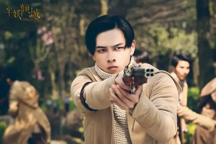 据悉,由于正担任总制片的超级古装ip电视剧《凤囚凰》正在热拍,洪尧在