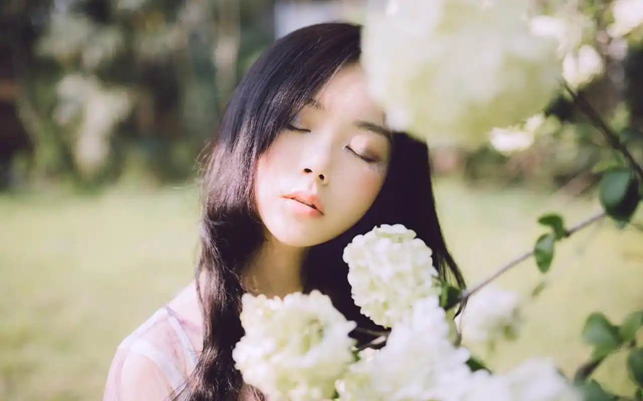 性感长发纱裙美女花间唯美高清壁纸