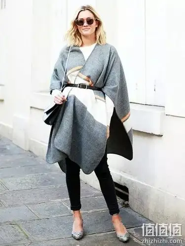 1 斜着穿斜围式的穿法相比披肩式更加凸显高雅的气质,方法也特别简单