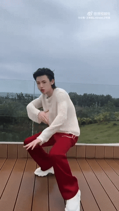 晨练式舞蹈#被这段舞蹈笑死了@小鬼-王琳凯感觉还没睡醒就开始营业了