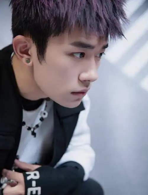 易烊千玺新发色侧颜大片