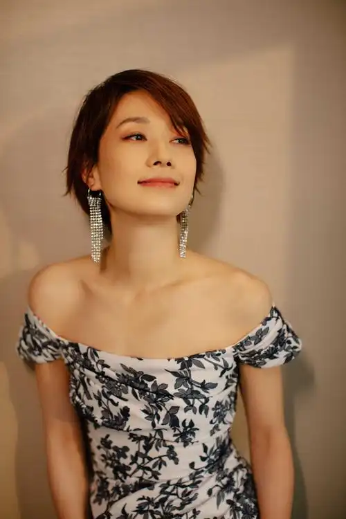 马伊琍亮相2020国剧盛典红毯青花瓷露肩长裙尽显优雅气质