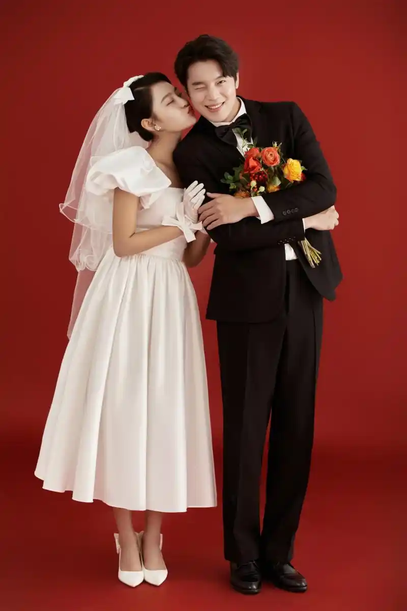 把甜蜜故事融入婚纱照 简单又大方的复古喜嫁风婚纱照 #婚纱照# #喜嫁