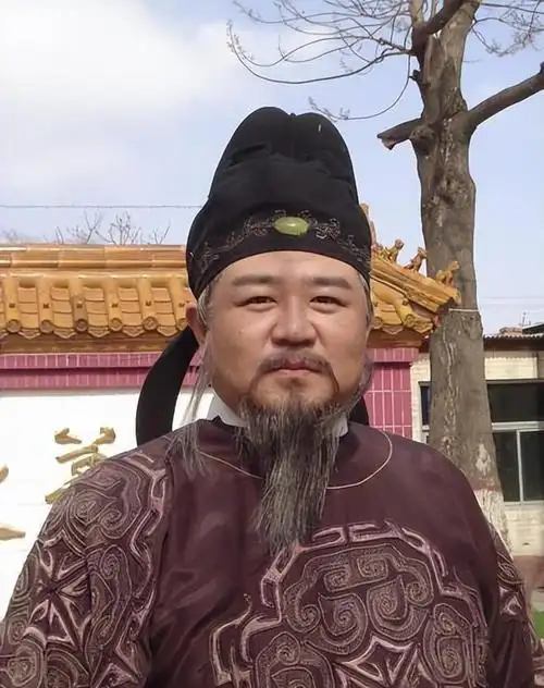 "狄仁杰"梁冠华:因胖200斤自卑,被美女导演倒追,爱人变恩人