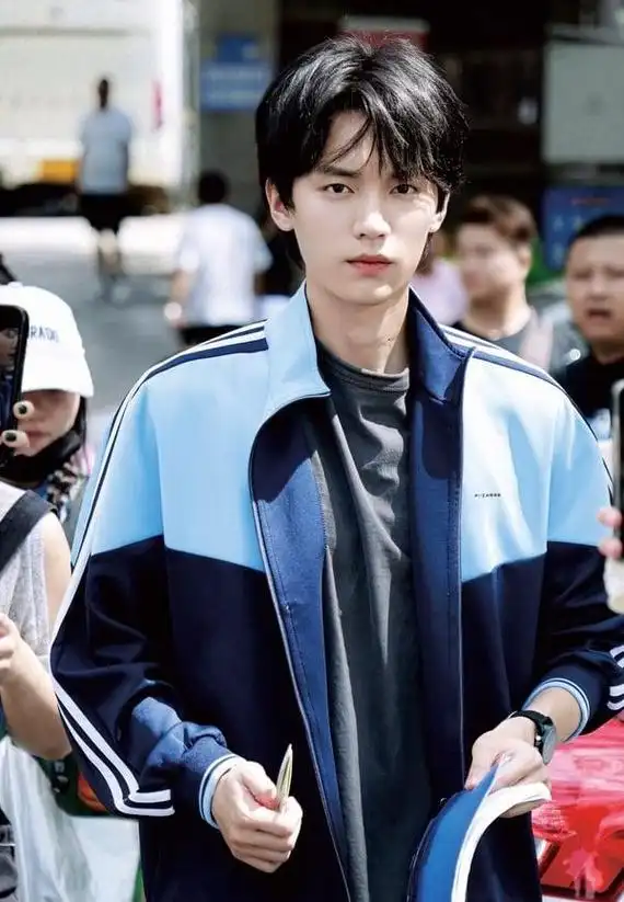 并不是那么适合,反而大家还是更习惯他们演现偶剧,像是陈飞宇,胡