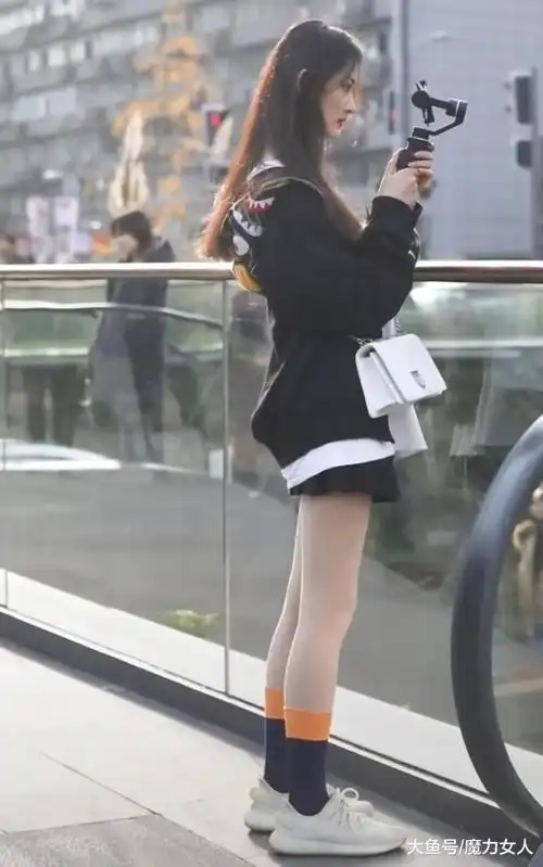 谁说"脏脏鞋"难看, 小姐姐穿上"两双袜子", 却穿出了少女感!