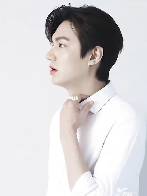 来一波侧颜杀有没有戳中你李敏镐