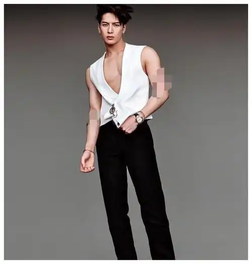 身高175cm,浑身肌肉的王嘉尔如今居然只有118斤,很多网友纷纷表示手里