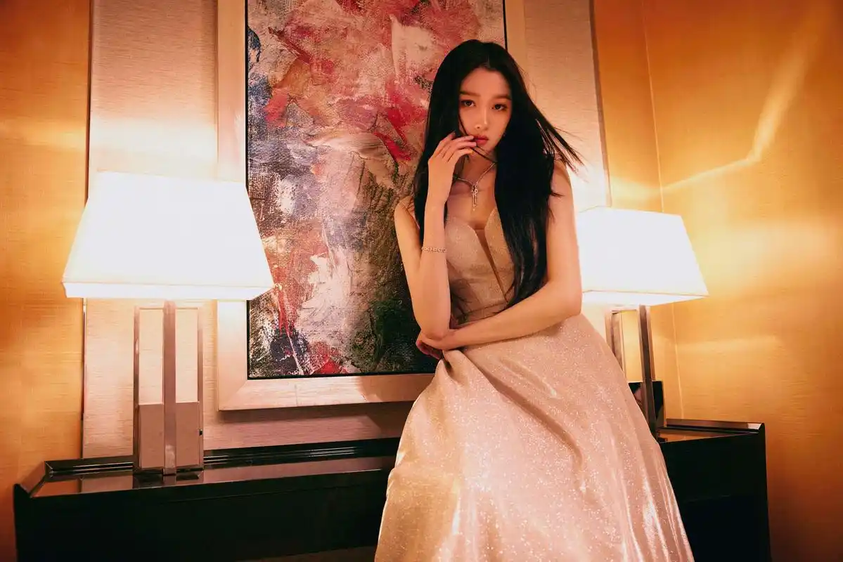 关晓彤香槟色水光裙优雅写真