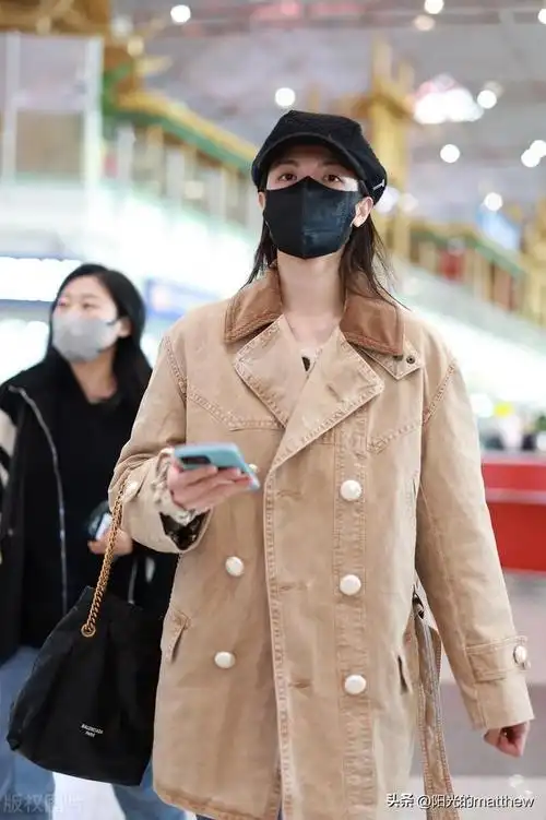 街拍钟楚曦棕色排扣短大衣牛仔半裙麂皮短靴帅气带感