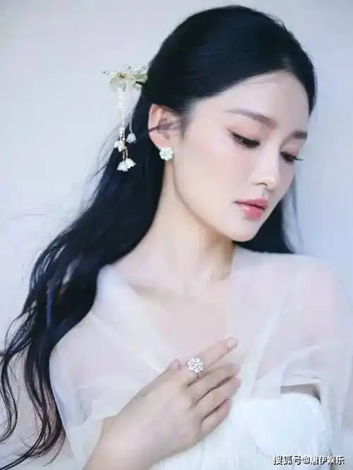 李沁白纱裙写真曝光,古风发簪点缀,仙气十足,魅力爆表!