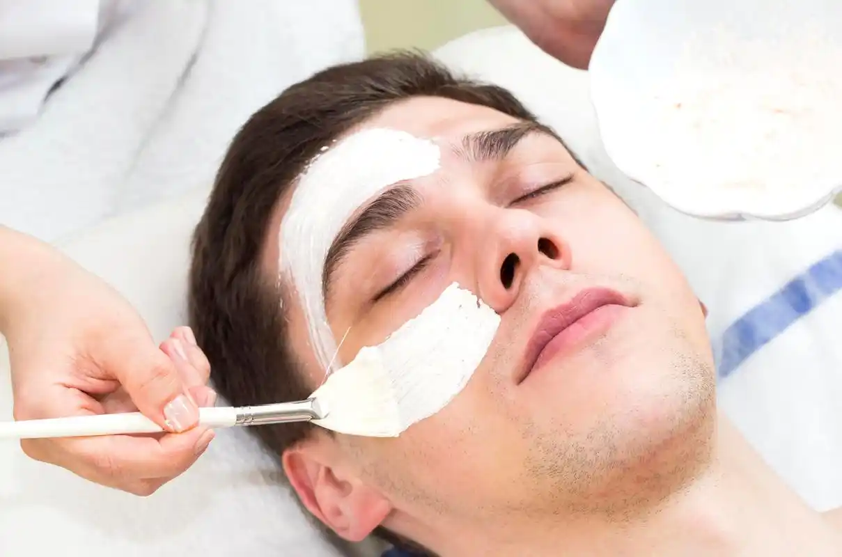 正在给男士做面部护理放松解压面部清洁脸部男士