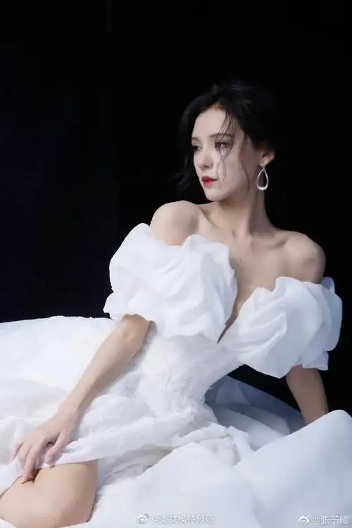 张予曦电影节造型写真释出穿露肩抹胸裙衬精致侧颜