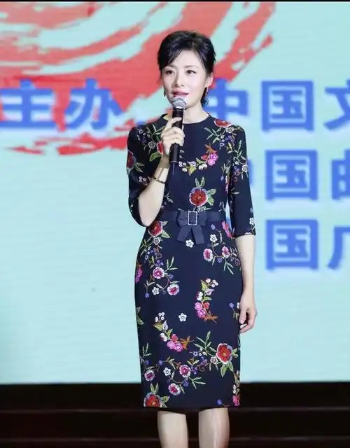 左小青气质真好穿一身刺绣连衣裙优雅端庄太给70后女星长脸了