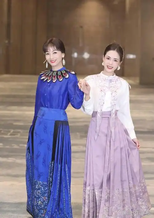 11月8日,赵雅芝在社交平台上晒出一组与李若彤的合照,引发网友关注和