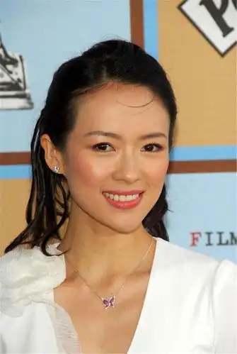 这组照片是章子怡出席外国活动拍摄的,至今大约有15年时间,那时的