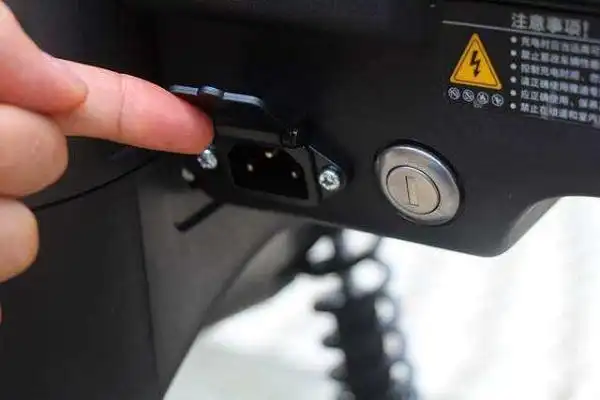 雅迪电动车充电口在哪