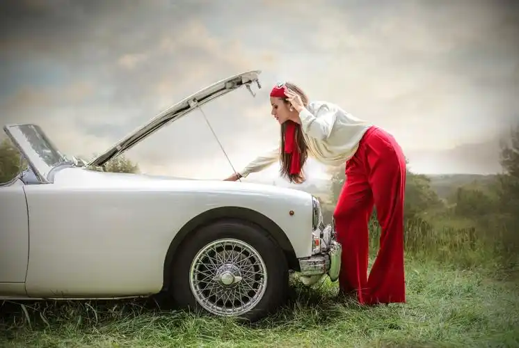 白色汽车时尚漂亮美女4k壁纸